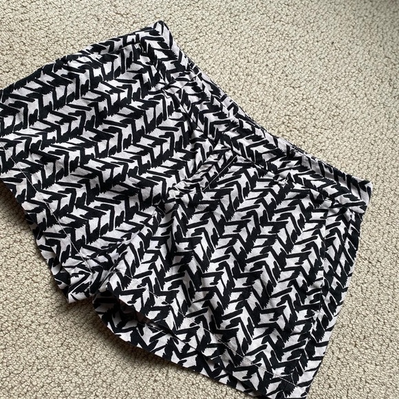 Size 0 women's shorts - Picture 2 of 3